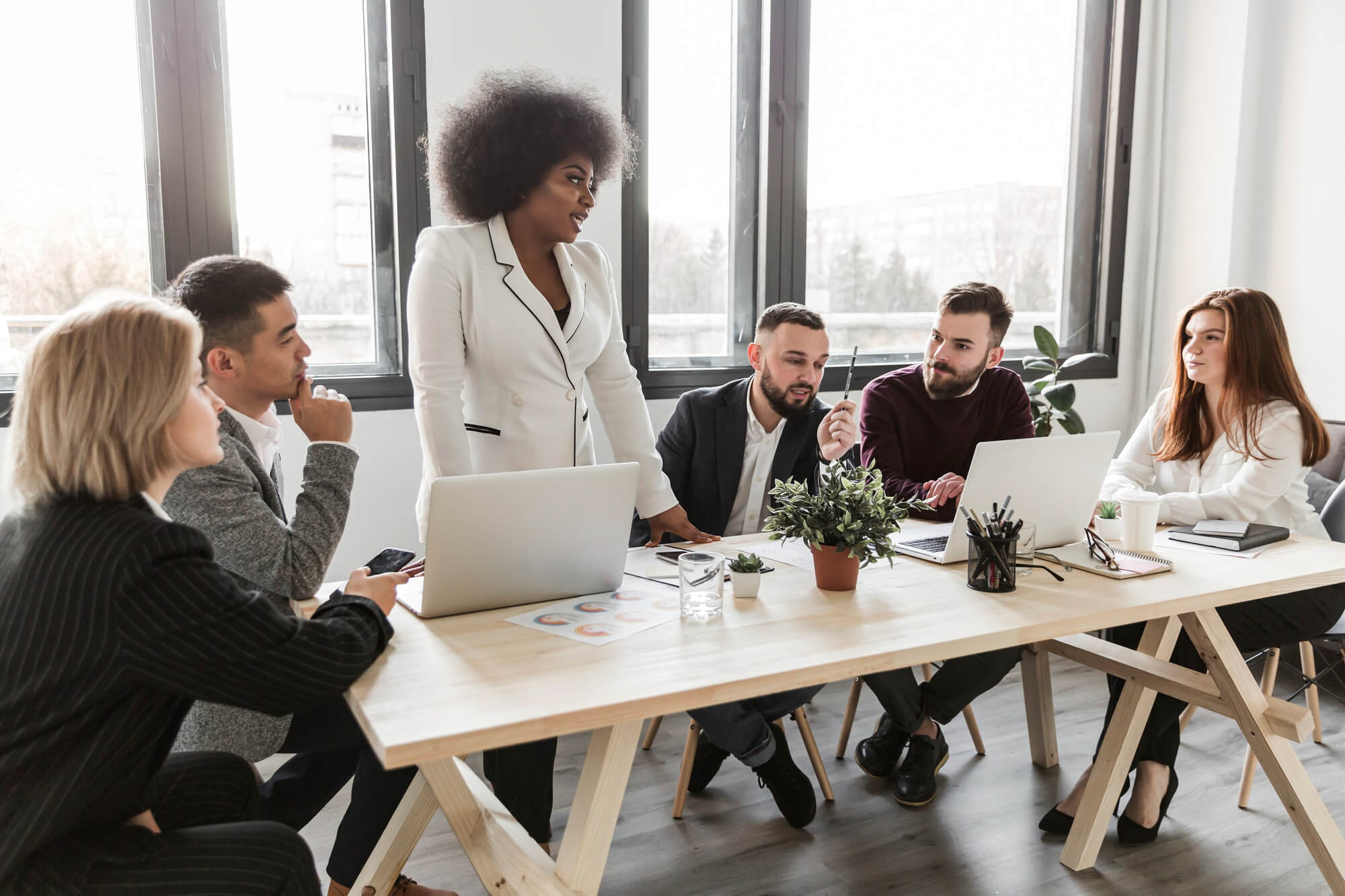 marque-employeur Photo d'une manager en réunion qui illustre la réflexion sur la marque employeur